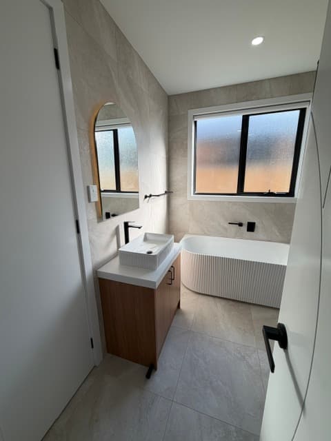 Freestanding bath and vanity